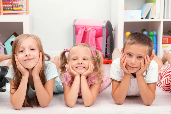 Fila di bambini in classe — Foto Stock