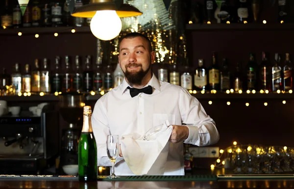 Bartender wipes glasses at work — Stock Photo, Image