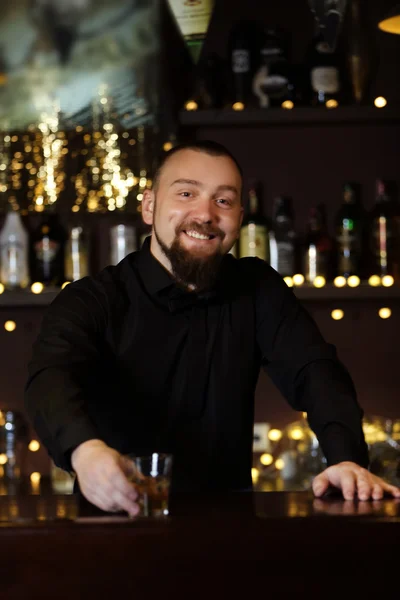 Porträt eines gutaussehenden Barkeepers bei der Arbeit — Stockfoto