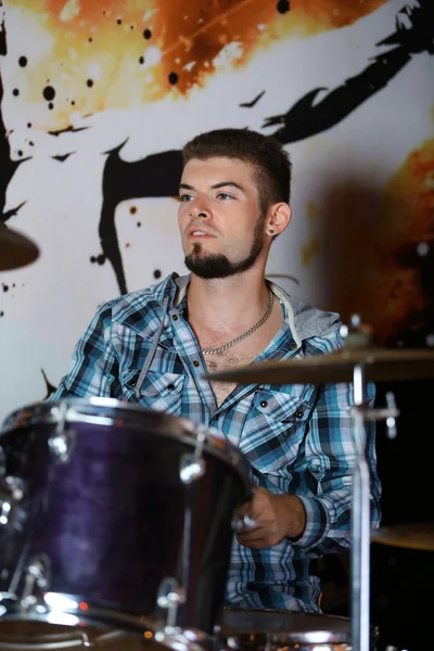 Opgewonden drummer op lichte achtergrond — Stockfoto