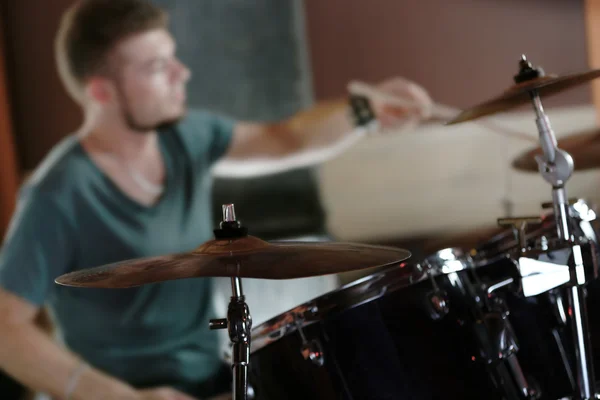 Baterista em fundo escuro — Fotografia de Stock