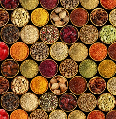 Siyah arka plan üzerine farklı baharatlar