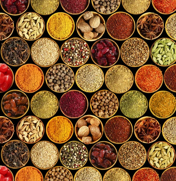 Siyah arka plan üzerine farklı baharatlar