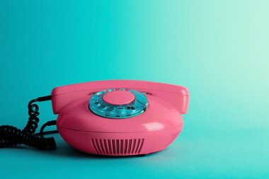 Eski kırmızı disk telefon