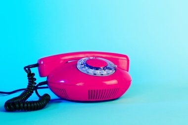 Eski kırmızı disk telefon