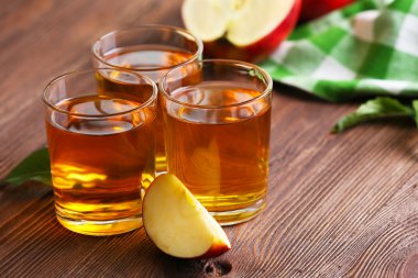 elma suyu ve meyve masada gözlük yakın çekim