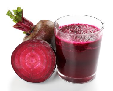 Pancar suyu üzerinde beyaz izole sebze ile