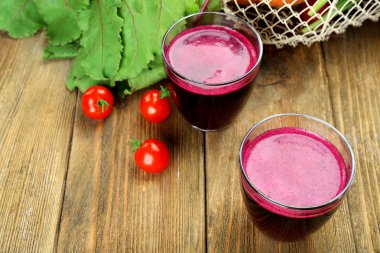 Pancar suyu masada domates ile gözlük yakın çekim