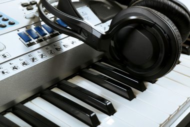 Synthesizer kulaklıktan yakın çekim