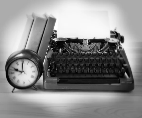 Винтажная пишущая машинка и часы — стоковое фото