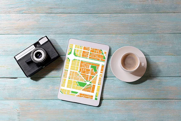 Tablet met kaart gps navigatie-applicatie — Stockfoto