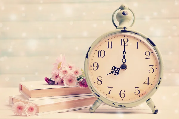 目覚まし時計と本の花 — ストック写真