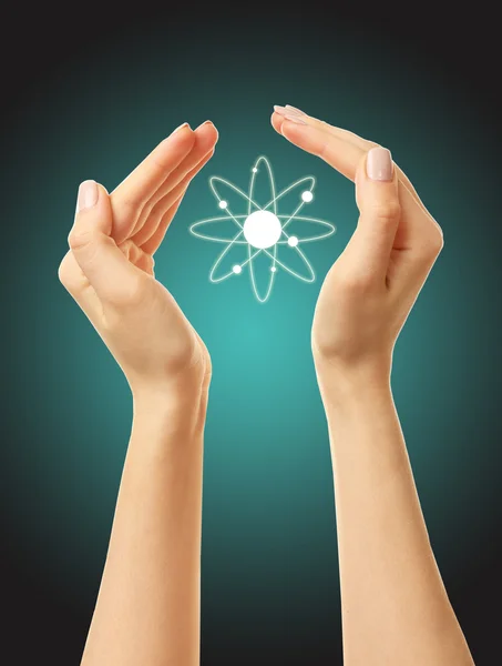 Ruce s obrázkem atomu, — Stock fotografie