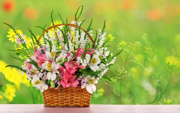 Красивые полевые цветы в плетеной корзине — стоковое фото