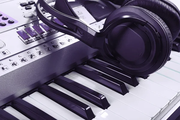 Headphones on synthesizer close up — Stock Photo, Image