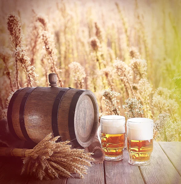 Beer barrel with beer glasses — Stock Photo, Image