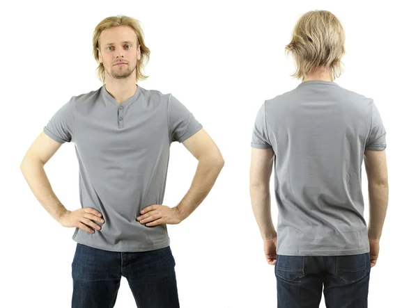 T-shirt op jonge man — Stockfoto