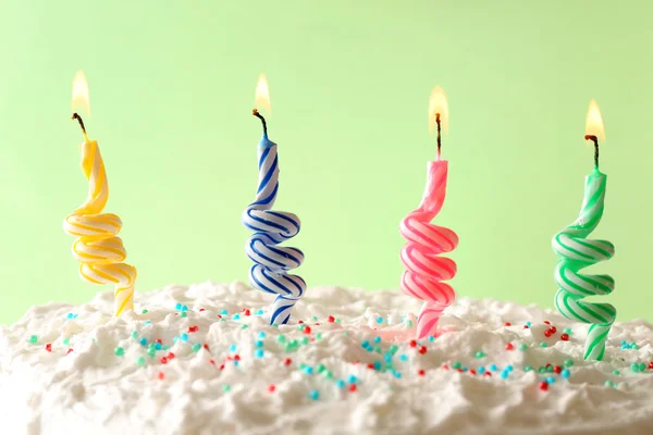 Bolo de aniversário com velas — Fotografia de Stock