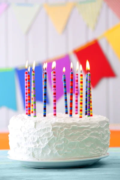 Bolo de aniversário com velas — Fotografia de Stock