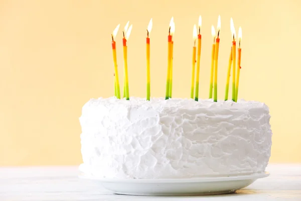 Torta di compleanno con candele — Foto Stock