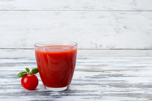 Copo de suco de tomate com legumes no fundo de madeira — Fotografia de Stock