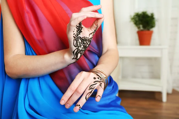 Imagen de henna en manos femeninas — Foto de Stock