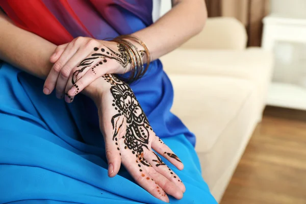 Obrázek hennou na ženských rukou — Stock fotografie