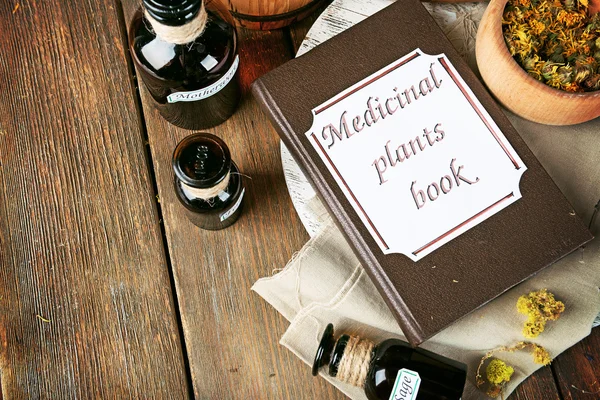 Livro de plantas medicinais — Fotografia de Stock