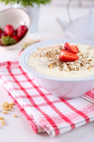 Desayuno saludable con avena casera, primer plano — Foto de Stock