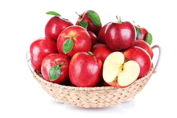Manzana roja madura en canasta de mimbre — Foto de Stock