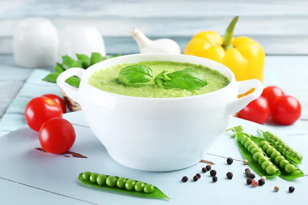 Sup kacang polong lezat dan sayuran di atas meja tutup — Stok Foto