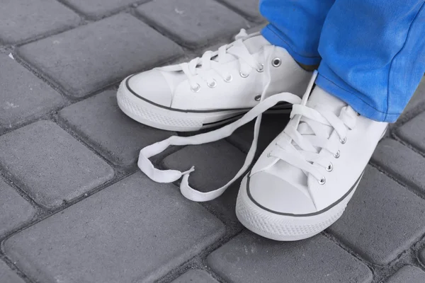 Pies femeninos en zapatos de goma — Foto de Stock