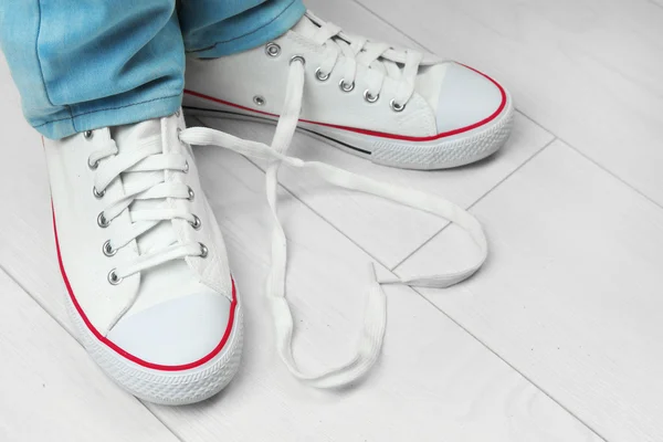 Pés femininos em sapatos de goma — Fotografia de Stock
