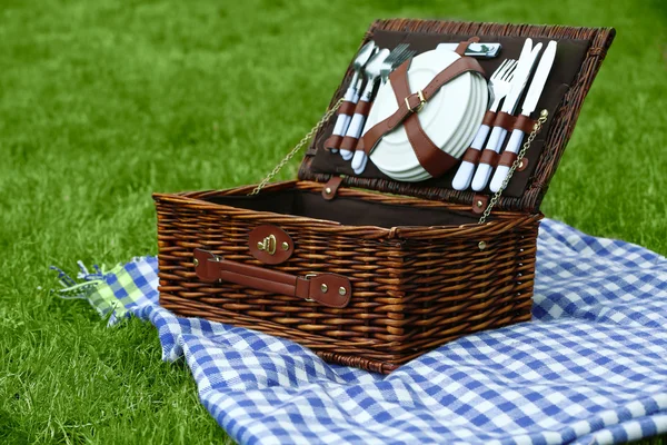 Rieten picknickmand. — Stockfoto