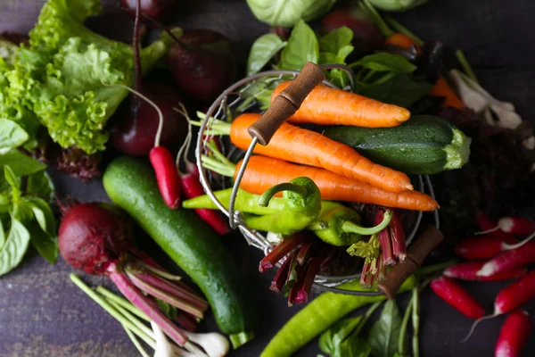 Tas de légumes frais sur la table gros plan — Photo