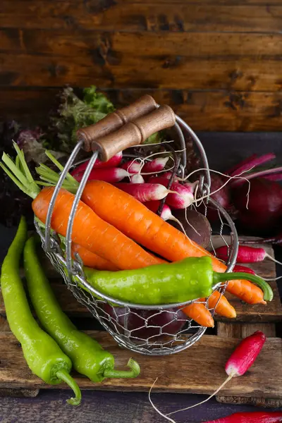 Tas de légumes frais sur la table gros plan — Photo