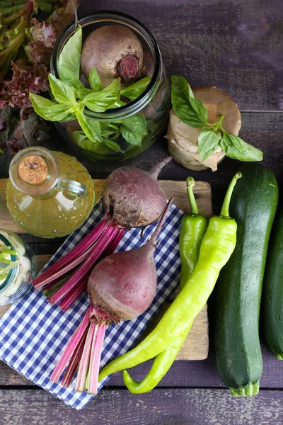 Frisches Gemüse auf dem Tisch aus nächster Nähe — Stockfoto