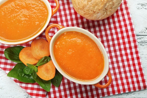 Sopa de crema de zanahoria con bollos en la mesa de cerca —  Fotos de Stock