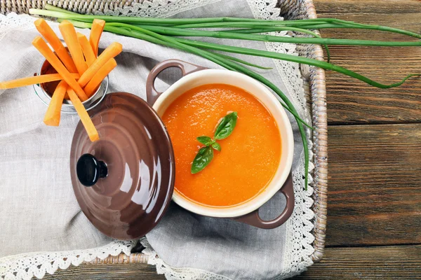 Sopa de creme de cenoura com legumes na mesa de perto — Fotografia de Stock