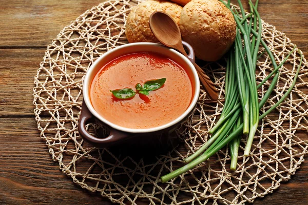 Sopa de crema de zanahoria con bollos en la mesa de cerca — Foto de Stock