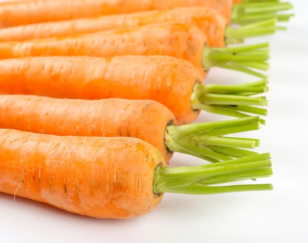 Cenouras maduras frescas isoladas em branco — Fotografia de Stock