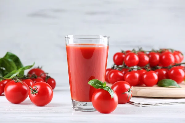 Tomatsaft med grönsaker — Stockfoto