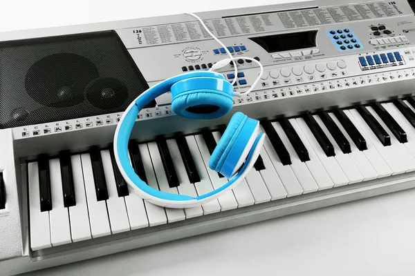 Headphone pada synthesizer close up — Stok Foto