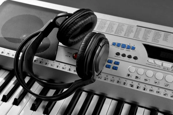 Fones de ouvido no sintetizador de perto — Fotografia de Stock