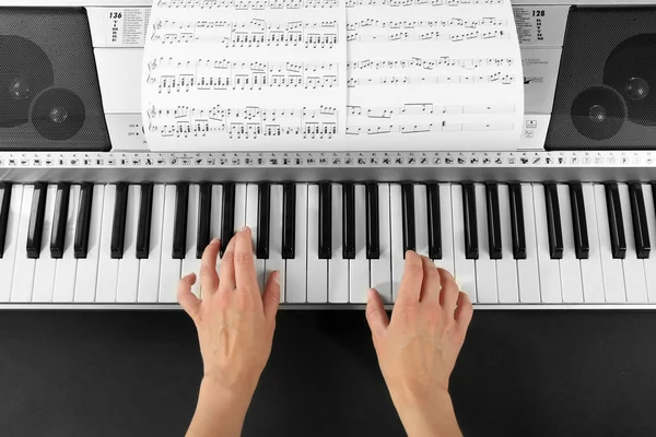 Kobieta gra syntezator — Zdjęcie stockowe