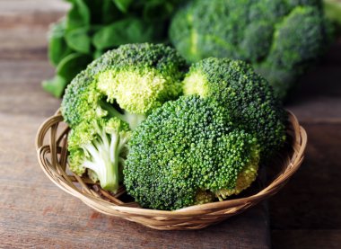 Ahşap masa üzerinde ıspanaklı kase taze brokoli yakın çekim