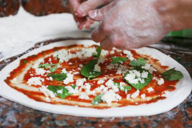 Şef pizza mermer üzerinde hazırlanıyor