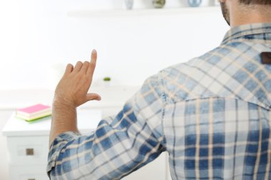 Genç adam basma düğmesi