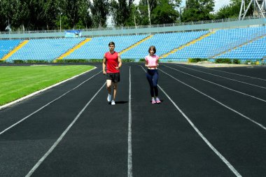 Gençler stadyum üzerinde koşu