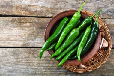 Yeşil biber sarımsak ahşap tablo ile yakın çekim